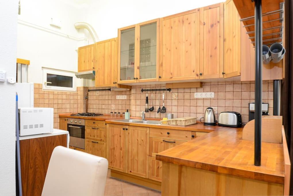 Famous Kiraly Street At Large 3Br 10Ppl @ Central Budapest Exterior photo